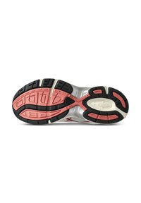 Suola di scarpa sportiva caratterizzata da un design argento e bianco con accenti in gomma rosa e nera; texture per una migliore aderenza con modelli di battistrada distintivi.