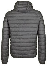 Veste matelassée grise avec capuche, présentant des panneaux matelassés horizontaux, une texture lisse et une silhouette épurée.