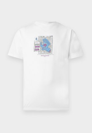 Hvid T-shirt med en grafik af en blå skrigende hånd og computergrænsefladeelementer i lilla og grå på brystet.