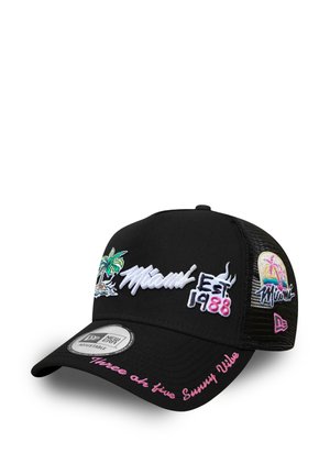 Schwarze Cap mit Netzrücken, die bestickte Details zeigt: "Miami", "Est. 1988", Palmen und eine bunte Strandszene. Verstellbarer Riemen.