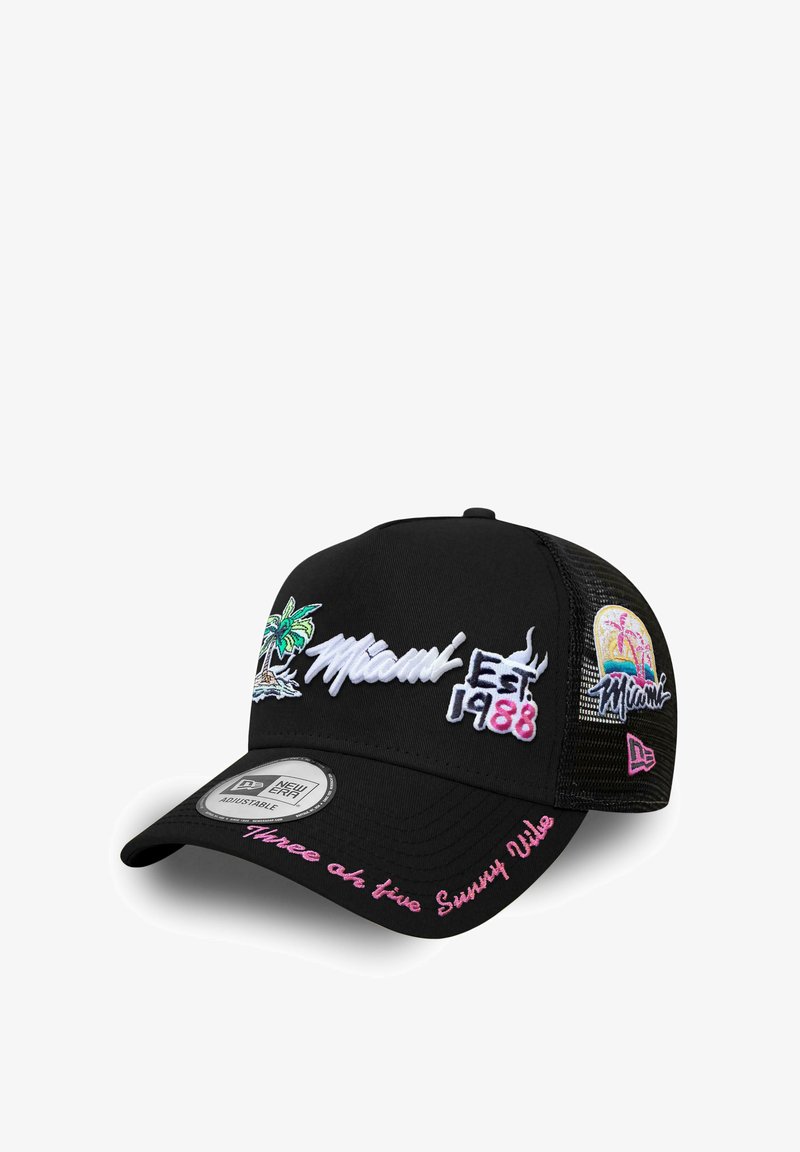 Schwarze Cap mit Netzrücken, die bestickte Details zeigt: "Miami", "Est. 1988", Palmen und eine bunte Strandszene. Verstellbarer Riemen.