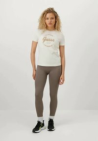 Guess GALA - Apdrukāts T-krekls - dove white/butter