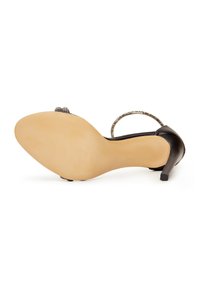 Sandal con tacco alto nero e punta aperta, con una parte superiore in pelle liscia, suola beige, dettagli in argento e un sottile tacco a stiletto.