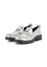 Zilveren loafers met een gebarsten textuur, zwarte rubberen zool, ronde neus en een decoratieve band met merkembleem aan de voorkant.