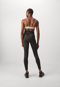 Puma MOVE STRONG - Sujetadores deportivos con sujeción ligera - putty