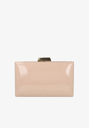 Clutch rectangular en rosa pálido brillante con textura suave. Presenta un broche de tono dorado en la parte superior. Diseño simple y limpio.