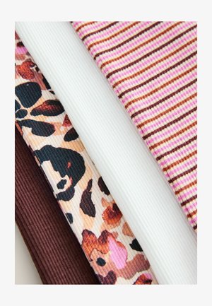 Štyri látkové prúžky usporiadané horizontálne: prúžkované v ružovom a hnedom, hladká biela, leopardí vzor a tmavohnedá ribbová textúra.