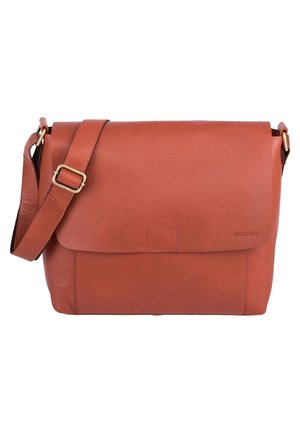 Sac messager en cuir brun avec une texture lisse, fermeture à rabat, bandoulière réglable et un logo discret à l'avant.
