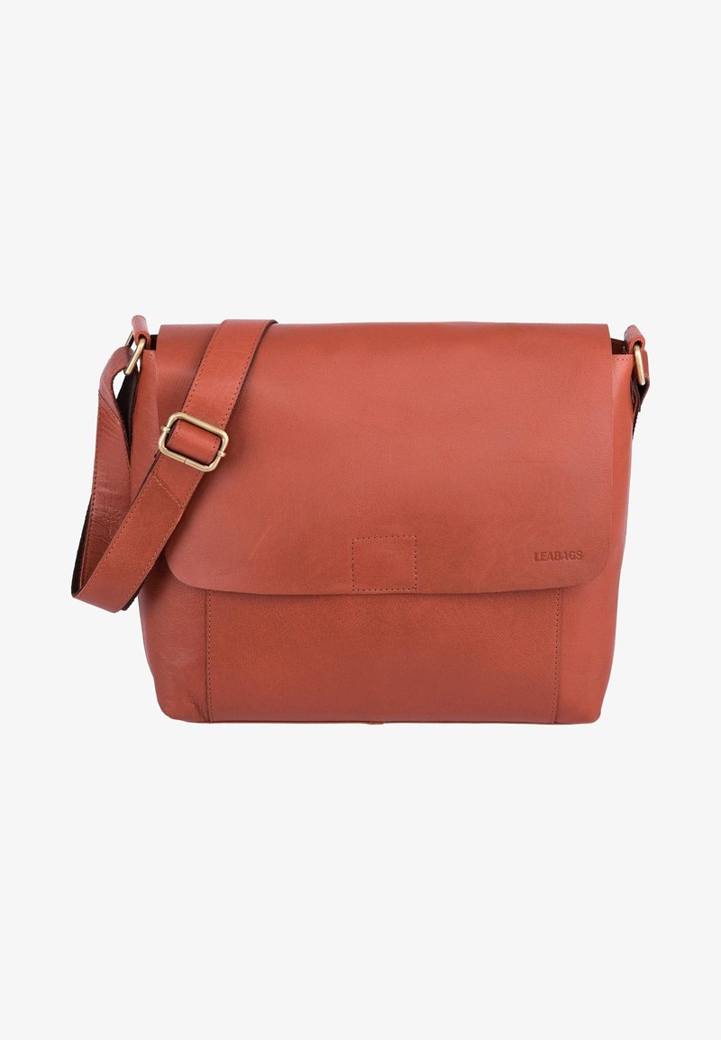 Braune Leder-Umhängetasche mit glatter Oberfläche, Klappenverschluss, verstellbarem Schultergurt und einem dezenten Logo auf der Vorderseite.