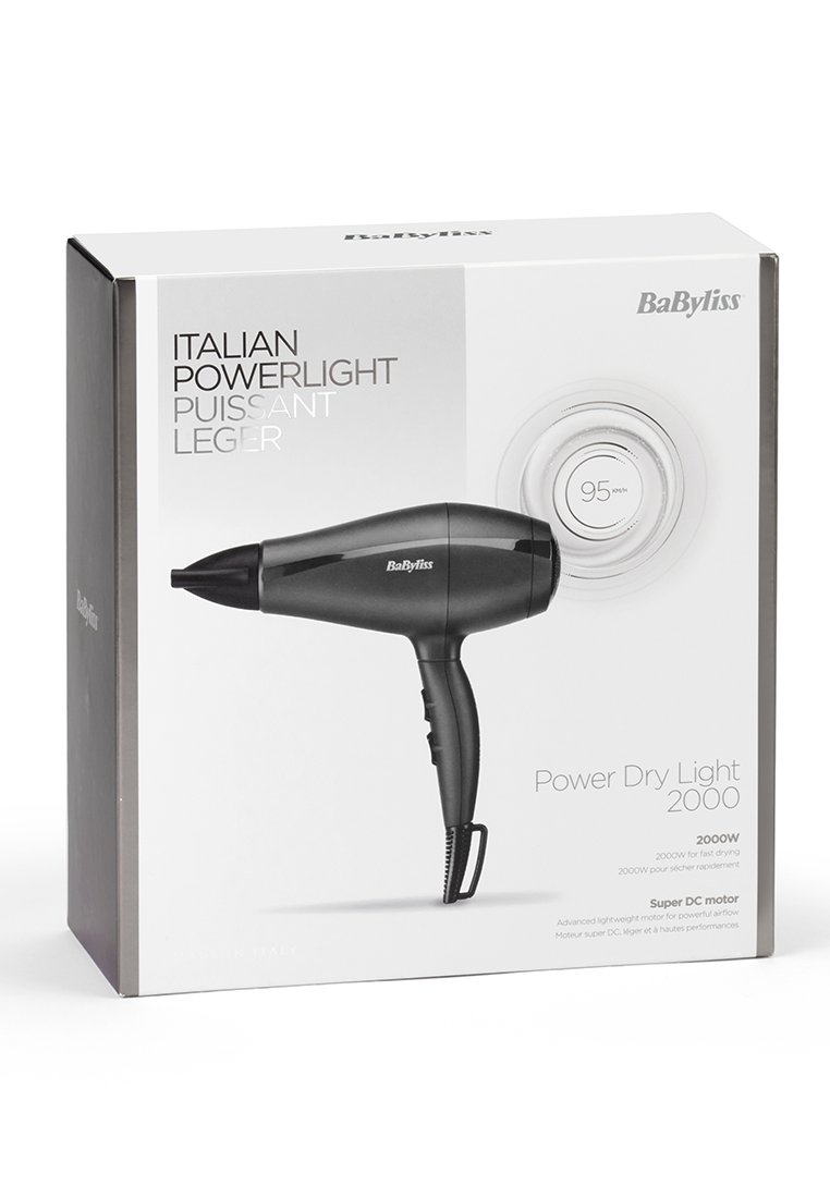 Czarna suszarka do włosów o eleganckim wyglądzie, z wydłużoną dyszą i teksturowanym uchwytem. Na pudełku widnieje nazwa produktu oraz kluczowe specyfikacje.