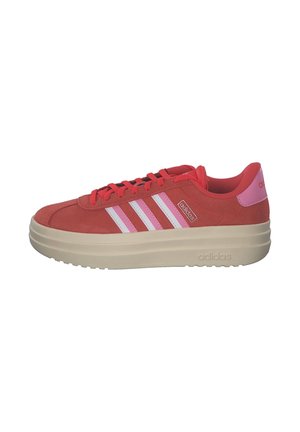 Czerwony but sportowy Adidas z różowymi i białymi paskami, czerwonymi sznurowadłami, różową zakładką na pięcie i grubą beżową podeszwą, widok z boku na białym tle.