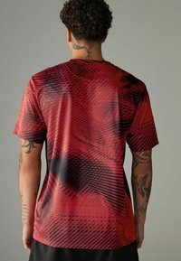 Next ACTIVE TIE DYE - Trükipildiga T-särk - mottled red