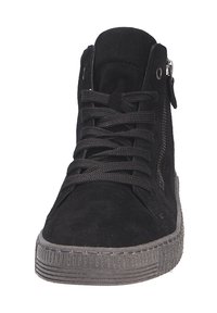 Zwarte suède high-top sneaker met een gestructureerde rubberen zool, voorzien van ronde veters, een zijrits en metalen oogjes voor extra detail.