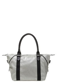 Borsa a mano in pelle grigia chiara con manici neri e cinghie verticali nere, dotata di cerniere laterali e di una forma ampia e strutturata.