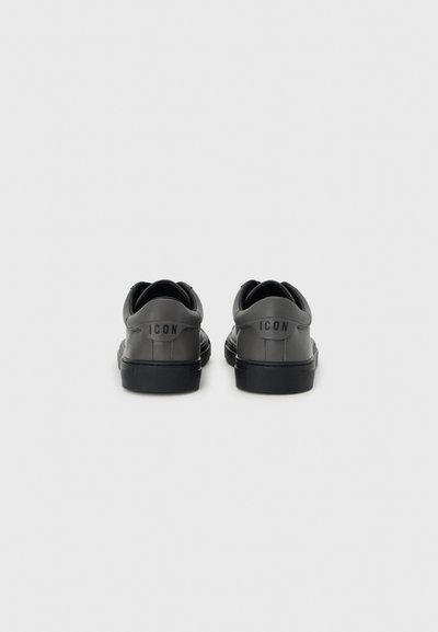 Μαύρα δερμάτινα αθλητικά παπούτσια με λείο φινίρισμα, διαθέτοντας επίπεδα κορδόνια, ανθεκτικές σόλες και το λογότυπο "ICON" χαραγμένο στο πίσω μέρος σε αντίθετο χρώμα.