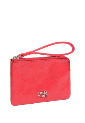 Bolso de mano tipo cartera roja con acabado brillante, cierre de cremallera y logo "Bimba Y Lola" en letras plateadas en la parte delantera.