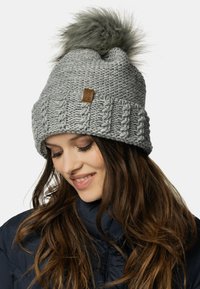 Szary, dzianinowy beanie z teksturowanym wzorem, z futrzanym pomponem i małą skórzaną metką z boku.