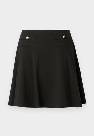 Saia de skater preta feita de um tecido suave, com dois bolsos frontais decorados com botões e um design evasé a partir da cintura.
