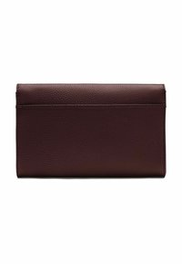 Portafoglio in pelle bordeaux scuro con superficie testurizzata, forma rettangolare e una singola tasca posteriore. Chiusura superiore con patta.
