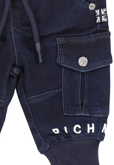 Pantaloni cargo blu navy con cordoncino, tasche frontali e polsini a costine. Presenta un patch con la Union Jack e scritte bianche lungo l'orlo.