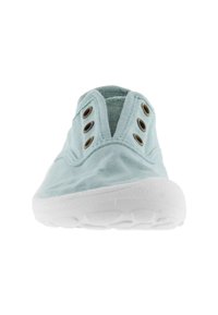 Zapatilla de lona de color azul claro con suela de goma blanca, que presenta ojales de metal y un upper texturizado para mejorar el agarre y la comodidad.