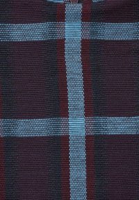 Tessuto in fibra con un motivo a quadri caratterizzato da strisce di un bordeaux scuro e blu chiaro, materiale a maglia testurizzato e design a griglia uniformemente distribuita.