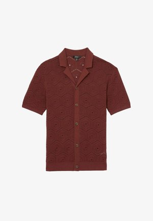 Trumpas rankovės marškiniai su užsegimu giliu burgundišku atspalviu, turintys šešiakampių akių raštą ir klasiką apykaklę. Priekyje yra rudi sagos.