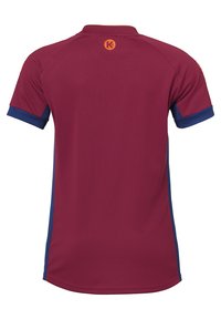 Bordeaux sportshirt met blauwe accentmouwen, voorzien van een kraag en een klein oranje logo op de bovenrug. Glad, lichtgewicht materiaal.