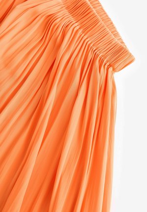 Faltenrock aus leuchtend orangefarbendem Stoff mit elastischem Bund. Merkmale sind die weiche Textur und das fließende Design, das tiefe Falten und einen geschmeidigen Fall präsentiert.