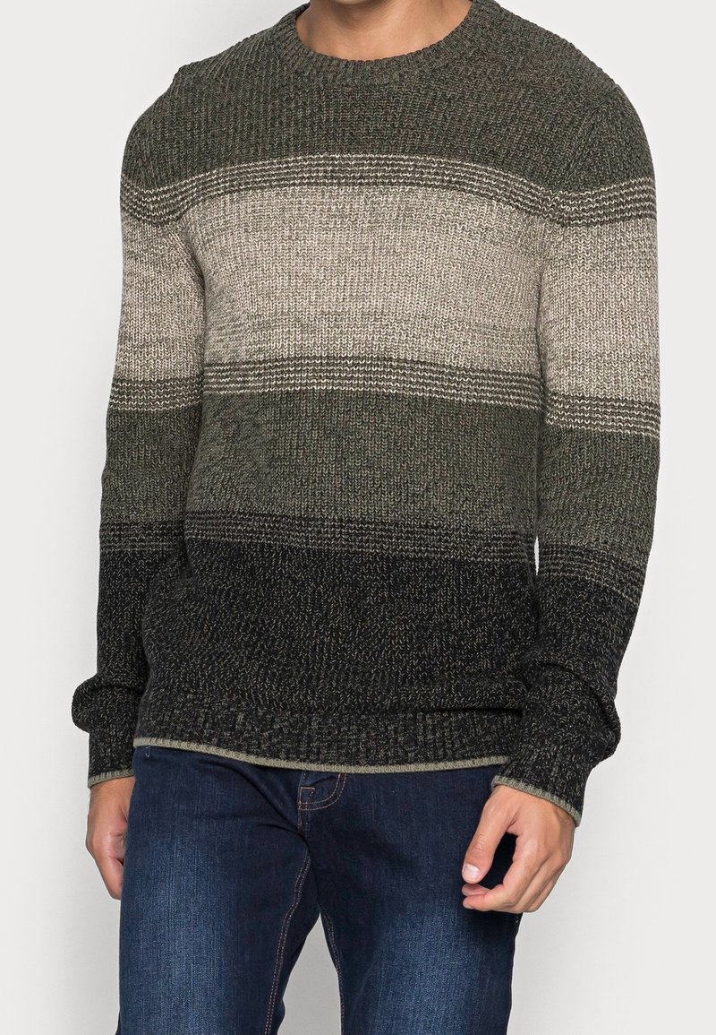 Strickpullover mit horizontalen Streifen in Dunkelgrün, Hellgrau und Schwarz. Rundhalsausschnitt, gerippte Bündchen und strukturierter Stoff.