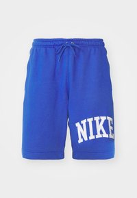 Niebieskie bawełniane szorty z elastycznym pasem, sznurkiem do regulacji i białym logo "NIKE" na lewym udzie. Miękka faktura z luźnym designem.