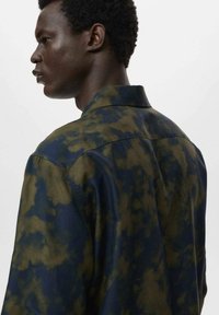 Casual overhemd in een combinatie van donkerblauw en olijfgroen met een wolkvormig patroon, met een klassieke kraag en zachte, gestructureerde stof.