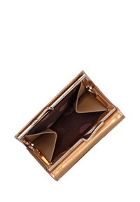 Bronze kuvertpung med tekstureret finish, indvendigt med to brune rum foret med brun stof med polkaprikker.