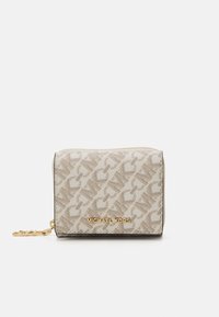 Portefeuille beige avec motif de logo gaufré, matériel doré et fermeture à glissière. Présente un accent de chaîne pour une polyvalence dans le transport.