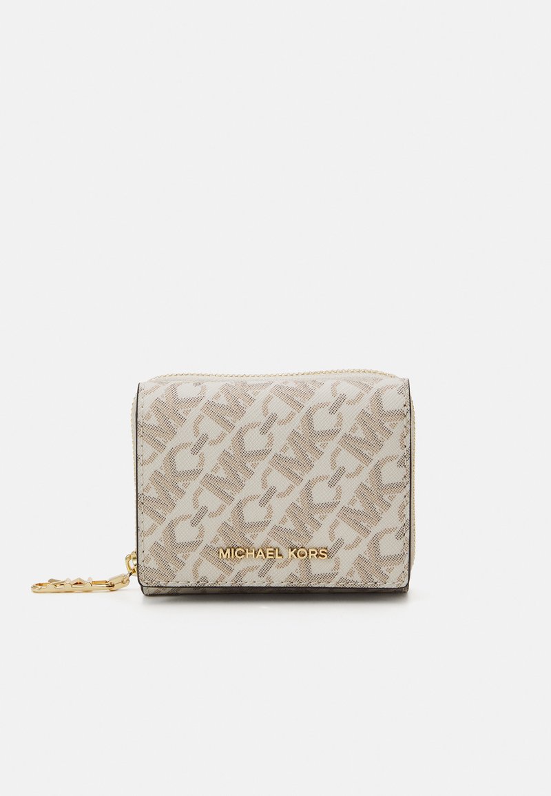 Portefeuille beige avec motif de logo gaufré, matériel doré et fermeture à glissière. Présente un accent de chaîne pour une polyvalence dans le transport.