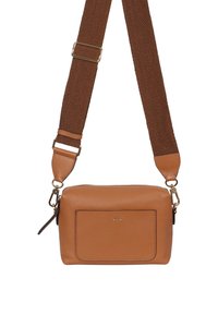 Braune Leder-Umhängetasche mit strukturiertem Oberflächenmaterial, goldfarbener Hardware und einer Fronttasche. Verstellbarer gewebter Schultergurt ist enthalten.