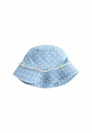 Chapeau bob en denim bleu clair avec un motif de petits cœurs blancs et une chaîne de perles aux couleurs pastel autour de la couronne.