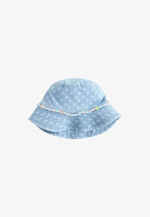 Chapeau bob en denim bleu clair avec un motif de petits cœurs blancs et une chaîne de perles aux couleurs pastel autour de la couronne.
