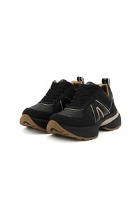 Zwarte sportschoenen met een gestructureerde stof, gouden accenten, dikke gevoerde zolen en een rond toelopend ontwerp. Voorzien van veters en tongtabs.