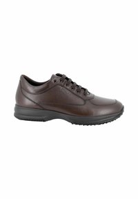 Scarpa sportiva in pelle marrone con finitura liscia, collo imbottito, chiusura con lacci e suola in gomma testurizzata per una migliore aderenza.