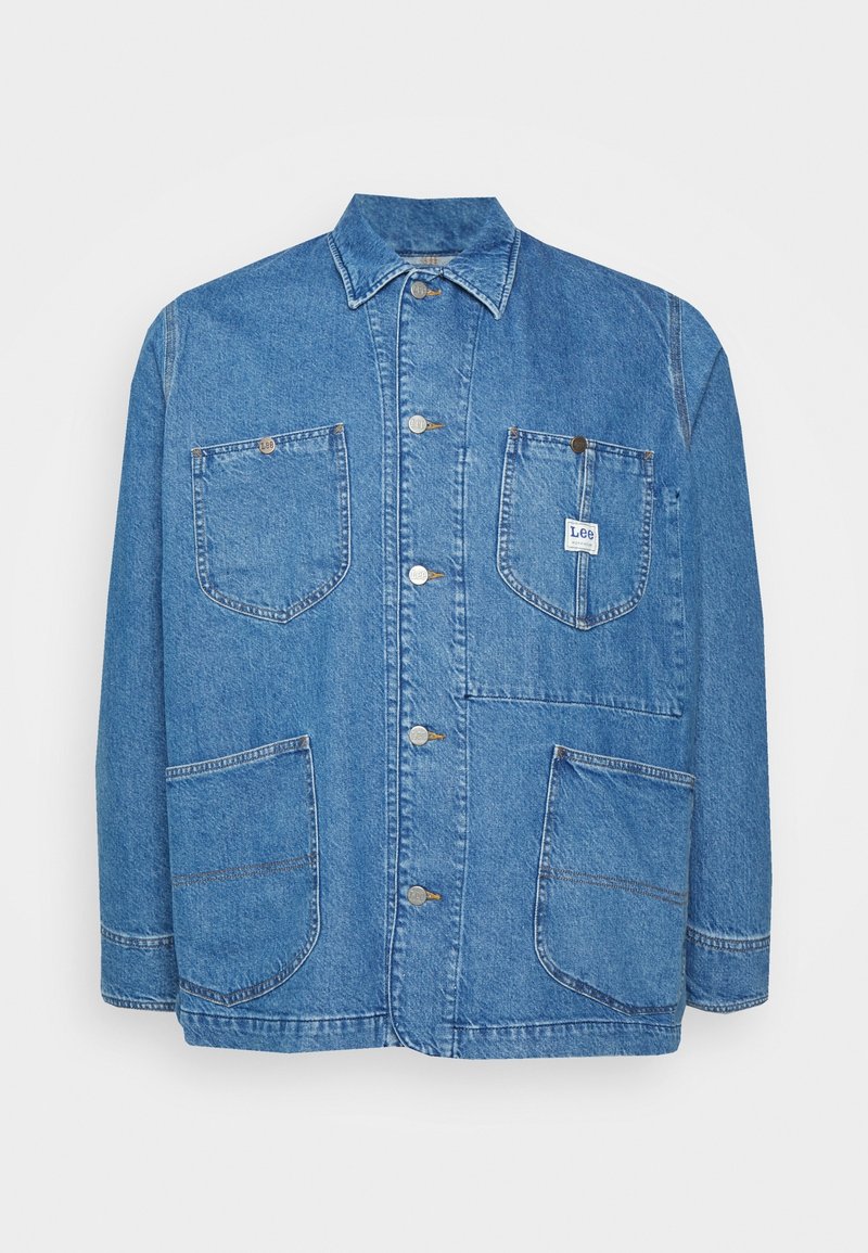 Modrá džínová bunda s klasickým límcem, čtyřmi předními kapsami a stříbrnými knoflíky. Obsahuje malou nášivku na levé kapse na prsou.