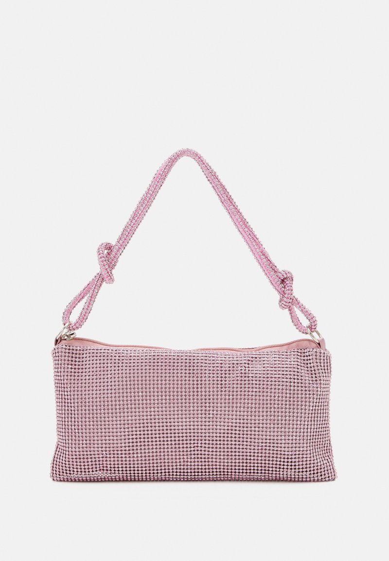 Pochette rose avec une surface texturée couverte de petits strass. Comprend une anse nouée et une fermeture éclair en haut.