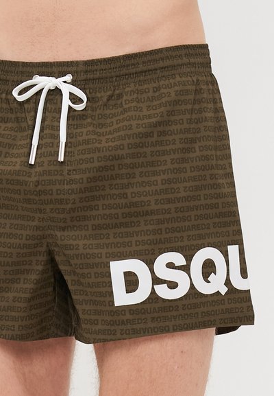 Braune Badehose mit einem all-over DSQUARED2 Logo-Muster. Sie verfügt über einen weißen Kordelzug und einen großen weißen "DSQUARED" Druck an der Seite.