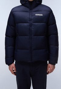 Mørkeblå dunjakke med lynlås foran, justerbar hætte og quiltet design. Har logo på brystet og elastiske manchetter.