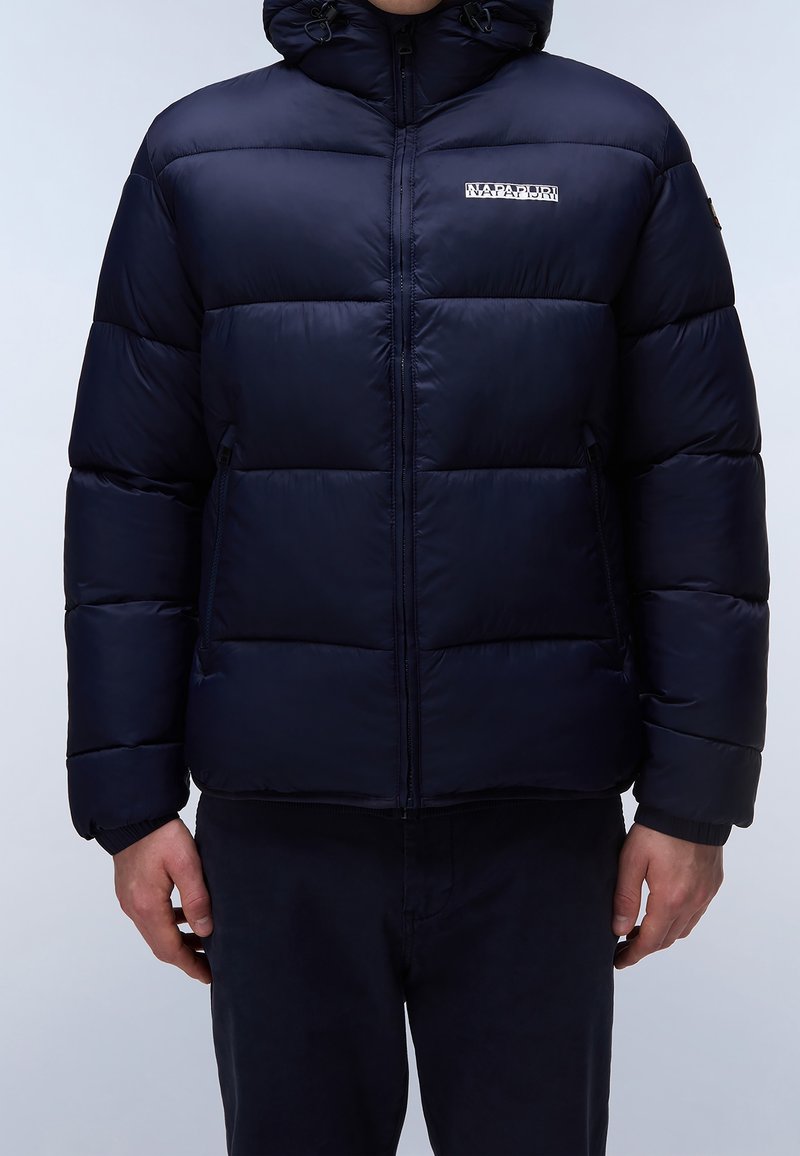 Mørkeblå dunjakke med lynlås foran, justerbar hætte og quiltet design. Har logo på brystet og elastiske manchetter.