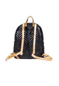 Zaino rivestito in tessuto nero con spallacci color cuoio, con motivo di una mappa vintage, mostrato da dietro su uno sfondo bianco.