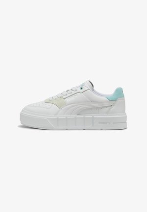 Fehér sneaker texturált bőrből, halványzöld díszítéssel és vastag, fehér talppal, függőleges hornyokkal. A PUMA logó látható.