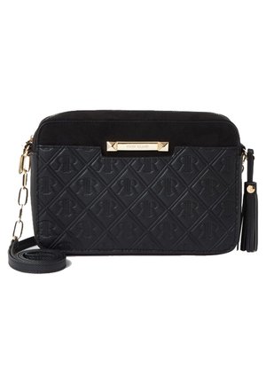 Sac bandoulière Black River avec motif de logo embossé, plaque dorée, détail de chaîne et tirette de fermeture éclair avec pompon.