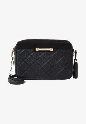 Sac bandoulière Black River avec motif de logo embossé, plaque dorée, détail de chaîne et tirette de fermeture éclair avec pompon.