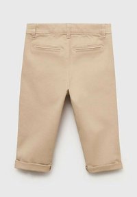 Béžové bavlněné kalhoty s ohrnutým lemem, které mají dvě zadní kapsy s zakřiveným švem. Hladký povrch, standardní design pasu.